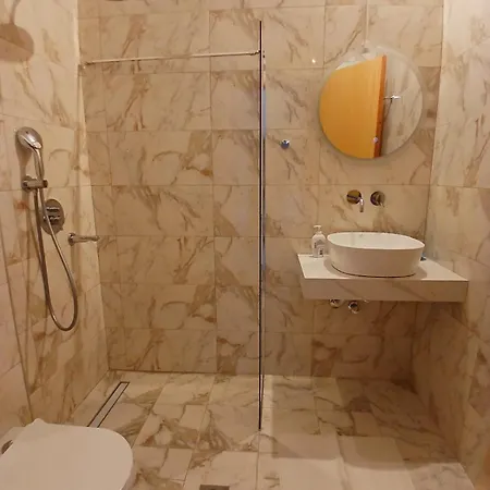 Acro Apartment *